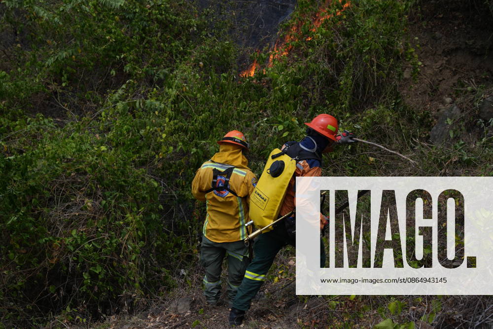 Wildfire in Colombia s Coello COELLO, COLOMBIA - AUGUST 26: Volunteers and firefighters work to contain a wildfire in Coello, Tolima department, Colombia, on August 26, 2026. Several municipalities across Tolima are facing wildfires fueled by dry conditions, high temperatures and strong winds, with emergency crews working to contain the flames and protect rural communities. Juancho Torres Anadolu Coello Colombia. Editorial use only. Please get in touch for any other usage.