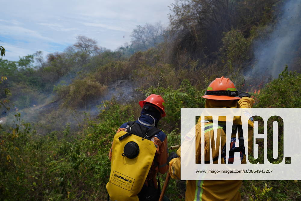 Wildfire in Colombia s Coello COELLO, COLOMBIA - AUGUST 26: Volunteers and firefighters work to contain a wildfire in Coello, Tolima department, Colombia, on August 26, 2026. Several municipalities across Tolima are facing wildfires fueled by dry conditions, high temperatures and strong winds, with emergency crews working to contain the flames and protect rural communities. Juancho Torres Anadolu Coello Colombia. Editorial use only. Please get in touch for any other usage.