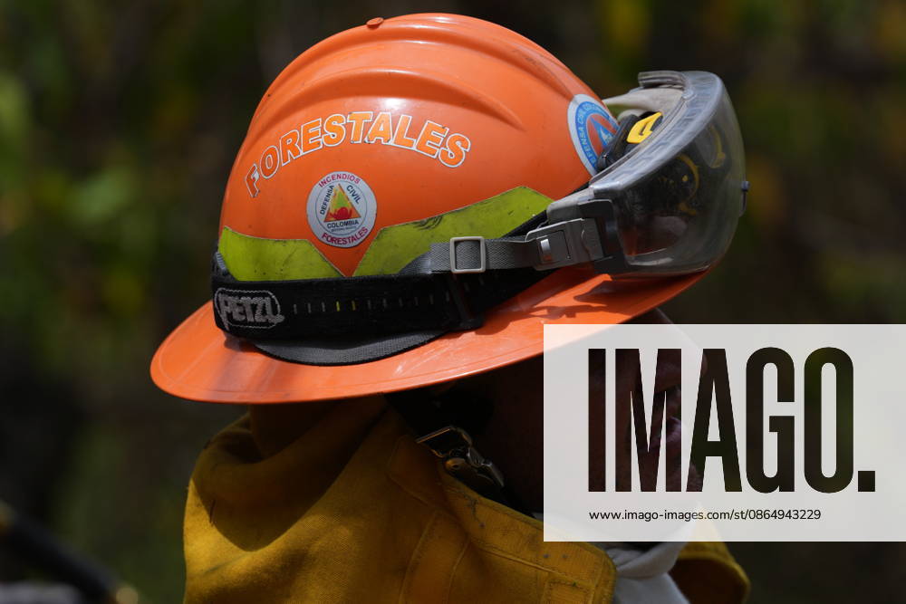 Wildfire in Colombia s Coello COELLO, COLOMBIA - AUGUST 26: Volunteers and firefighters work to contain a wildfire in Coello, Tolima department, Colombia, on August 26, 2026. Several municipalities across Tolima are facing wildfires fueled by dry conditions, high temperatures and strong winds, with emergency crews working to contain the flames and protect rural communities. Juancho Torres Anadolu Coello Colombia. Editorial use only. Please get in touch for any other usage.