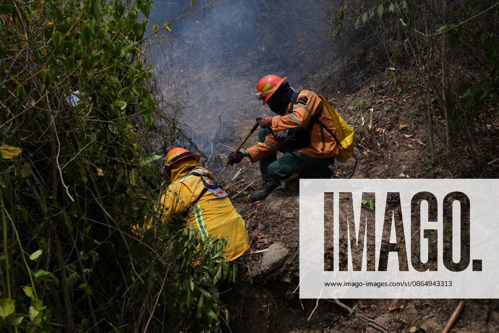 Wildfire in Colombia s Coello COELLO, COLOMBIA - AUGUST 26: Volunteers and firefighters work to contain a wildfire in Coello, Tolima department, Colombia, on August 26, 2026. Several municipalities across Tolima are facing wildfires fueled by dry conditions, high temperatures and strong winds, with emergency crews working to contain the flames and protect rural communities. Juancho Torres Anadolu Coello Colombia. Editorial use only. Please get in touch for any other usage.