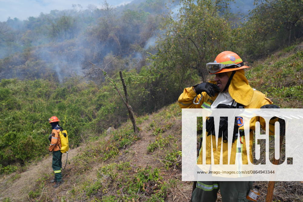Wildfire in Colombia s Coello COELLO, COLOMBIA - AUGUST 26: Volunteers and firefighters work to contain a wildfire in Coello, Tolima department, Colombia, on August 26, 2026. Several municipalities across Tolima are facing wildfires fueled by dry conditions, high temperatures and strong winds, with emergency crews working to contain the flames and protect rural communities. Juancho Torres Anadolu Coello Colombia. Editorial use only. Please get in touch for any other usage.