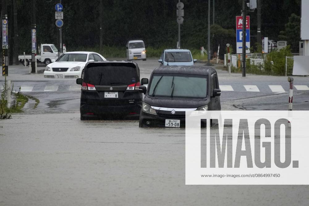 Aftermath of torrential rain in central Japan Photo shows abandoned vehicles on an inundated road in Himi, Toyama Prefecture, on Aug. 27, 2026, following torrential rain. A14AA0005626660P