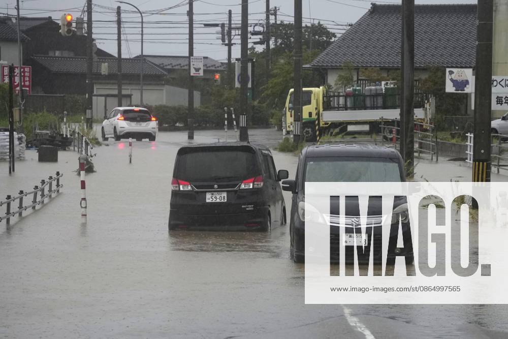 Aftermath of torrential rain in central Japan Photo shows abandoned vehicles on an inundated road in Himi, Toyama Prefecture, on Aug. 27, 2026, following torrential rain. A14AA0005626661P