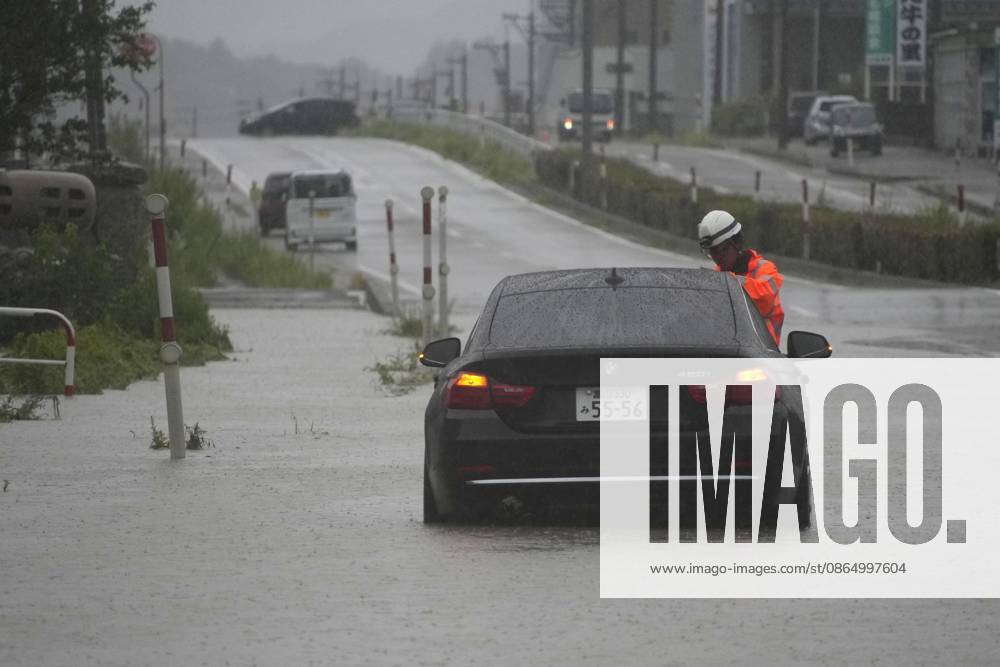 Aftermath of torrential rain in central Japan Photo shows an abandoned vehicle on an inundated road in Himi, Toyama Prefecture, on Aug. 27, 2026, following torrential rain. A14AA0005626662P
