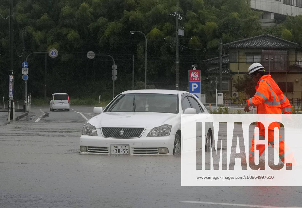 Aftermath of torrential rain in central Japan Photo shows an abandoned vehicle on an inundated road in Himi, Toyama Prefecture, on Aug. 27, 2026, following torrential rain. A14AA0005626663P