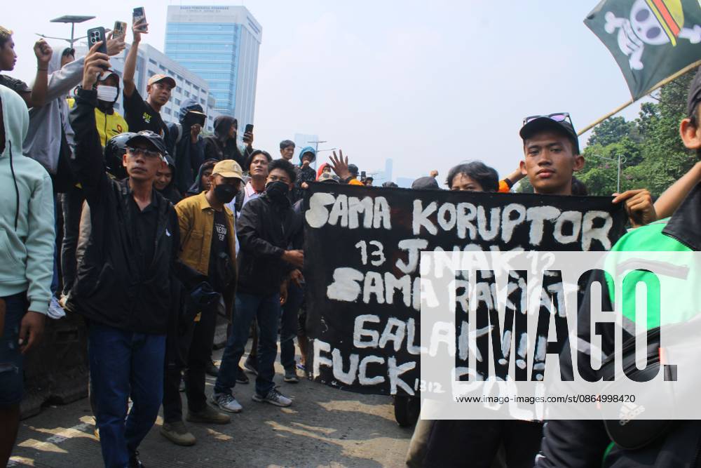 Online motorcycle taxi drivers protest outside Indonesian parliament in Jakarta JAKARTA, INDONESIA AUGUST 29, 2026: Online motorcycle taxi drivers gather near the Indonesian House of Representatives (DPR RI) building in Jakarta, Indonesia, on August 29, 2026. Police initially prevented the group from assembling outside the parliament building because authorities had not received prior notification of the demonstration. Following mediation between police and the protesters, the group was permitted to continue the demonstration outside the DPR RI building. Jakarta Indonesia