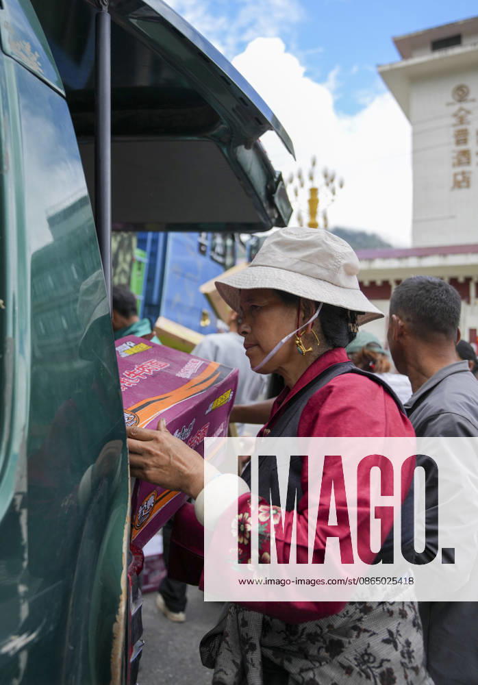 (260827) -- XIGAZE, Aug. 27, 2026 -- People unload instant noodles from a vehicle in Gyirong Town of Gyirong County, Xigaze City, southwest China s Xizang Autonomous Region, Aug. 27, 2026. Six vehicles loaded with relief supplies, including instant noodles, rice, flour, mineral water and other daily necessities, arrived in Gyirong Town on Thursday afternoon. ) (SpotNews) CHINA-XIZANG-XIGAZE-MUDSLIDE-RELIEF SUPPLIES (CN) JigmexDorje