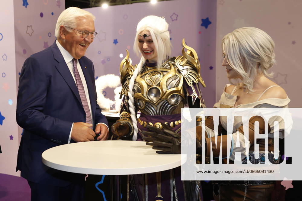 Frank Walter Steinmeier, AlariaCosplay, and KaddiCosplay at Gamescom 2026, the world s largest video game trade show, at Koelnmesse in Cologne, August 27, 2026 Foto:xR.xStoffelsx xFuturexImagex gamescom_steinmeier_6835