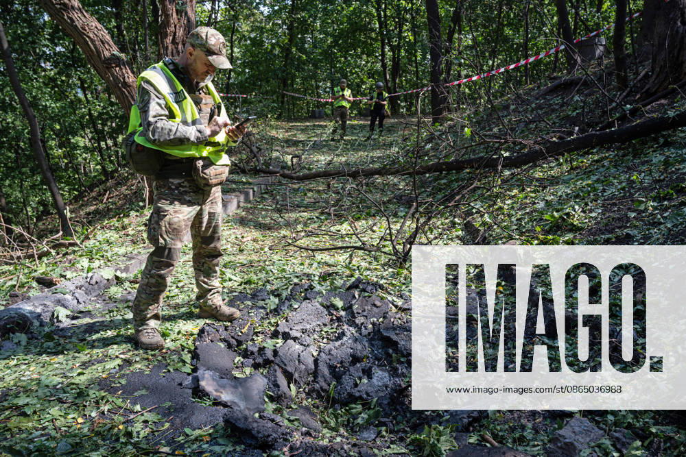 A forensic expert takes pictures of fragments of a Russian drone found on Parkova Doroha Street in the Pecherskyi district after a Russian attack, Kyiv, Ukraine, August 27, 2026. Since the night of August 27, the Russian army has been striking the Ukrainian capital with ballistic missiles and drones. Overnight and daytime attacks and falling debris caused destruction across several districts of Kyiv, damaging residential buildings, cars, gymnasium premises and a medical facility. (Photo by Danylo Antoniuk Ukrinform) Forensic experts examine wreckage of Russian drone in Kyiv