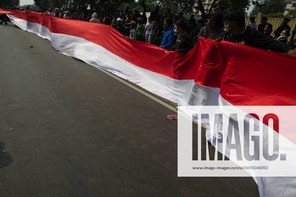 Jakarta, Indonesia, 27 August 2026 : Thousands of students and people held demonstration in fromt of Indonesianhouse of representative, the demonstration end with riots - ZUMAh128 20260827_zap_h128_003