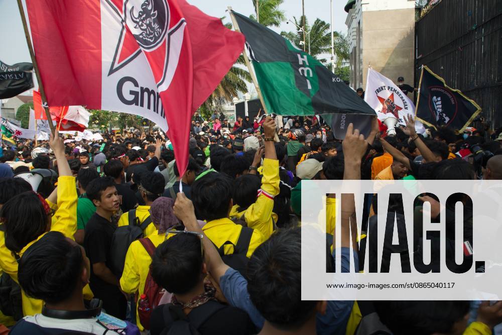 Jakarta, Indonesia, 27 August 2026 : Thousands of students and people held demonstration in fromt of Indonesianhouse of representative, the demonstration end with riots - ZUMAh128 20260827_zap_h128_004