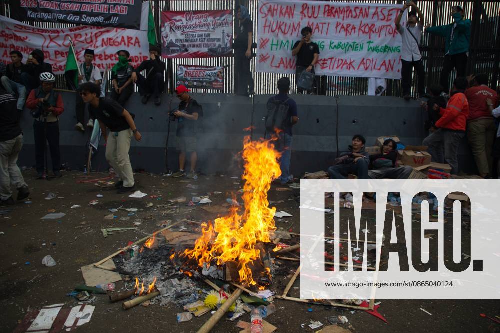 Jakarta, Indonesia, 27 August 2026 : Thousands of students and people held demonstration in fromt of Indonesianhouse of representative, the demonstration end with riots - ZUMAh128 20260827_zap_h128_013