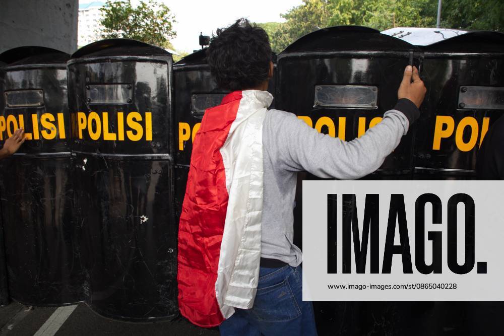Jakarta, Indonesia, 27 August 2026 : Thousands of students and people held demonstration in fromt of Indonesianhouse of representative, the demonstration end with riots - ZUMAh128 20260827_zap_h128_014