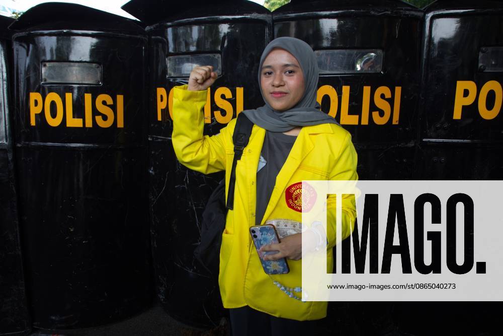 Jakarta, Indonesia, 27 August 2026 : Thousands of students and people held demonstration in fromt of Indonesianhouse of representative, the demonstration end with riots - ZUMAh128 20260827_zap_h128_017