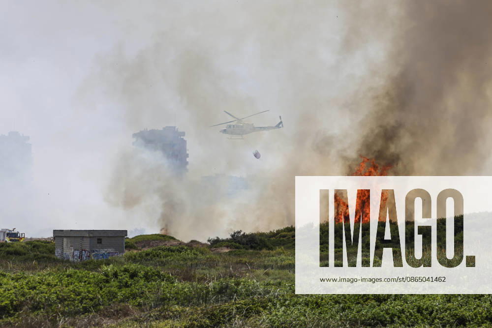Several fire crews and aerial resources have been deployed to a fire in Gola de Pujol, in El Saler, Valencia. A helicopter during efforts to extinguish a wildfire on August 27, 2026, in Gola de Pujol, El Saler, Valencia, Valencian Community, Spain. Three aerial resources and six crews from the Valencia Municipal Fire Department are working to extinguish a fire that broke out in Gola de Pujol, within the Devesa de El Saler, a protected area belonging to the Albufera Natural Park. The fire has already necessitated preventive evacuations of Tower 1 of the residential complex in the Devesa de El Saler area and the parking lot, and has led to the preventive closure of the CV 500 highway, which connects this natural area with Valencia. AUGUST 27