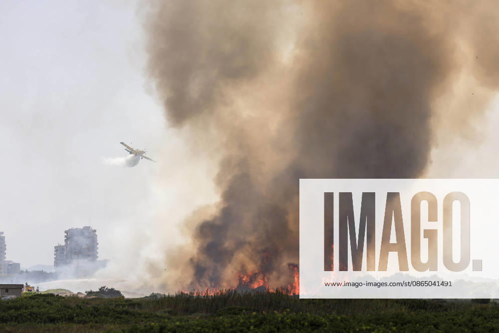 Several fire crews and aerial resources have been deployed to a fire in Gola de Pujol, in El Saler, Valencia. An aircraft during efforts to extinguish a wildfire, on August 27, 2026, in Gola de Pujol, El Saler, Valencia, Valencian Community, Spain. Three aerial resources and six crews from the Valencia Municipal Fire Department are working to extinguish a fire that broke out in Gola de Pujol, within the Devesa de El Saler, a protected area belonging to the Albufera Natural Park, which has already necessitated precautionary evacuations of Tower 1 of the residential complex in the Devesa de El Saler area and the parking lot, and has led to the preemptive closure of Highway CV 500, which connects this natural area with Valencia. AUGUST 27, 20