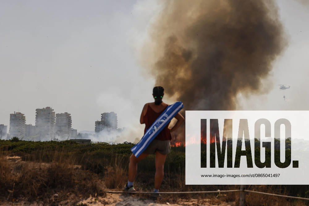 Several fire crews and aerial resources have been deployed to a fire in Gola de Pujol, in El Saler, Valencia. Flames and a column of smoke caused by a wildfire on August 27, 2026, in Gola de Pujol, El Saler, Valencia, Valencian Community, Spain. Three aerial resources and six crews from the Valencia Municipal Fire Department are working to extinguish a fire that broke out in Gola de Pujol, within the Devesa de El Saler, a protected area belonging to the Albufera Natural Park, which has already necessitated preventive evacuations of Tower 1 of the residential complex in the Devesa de El Saler area and the parking lot, and has led to the preventive closure of the CV 500 highway, which connects this natural area with Valencia. AUGUST 27, 2026