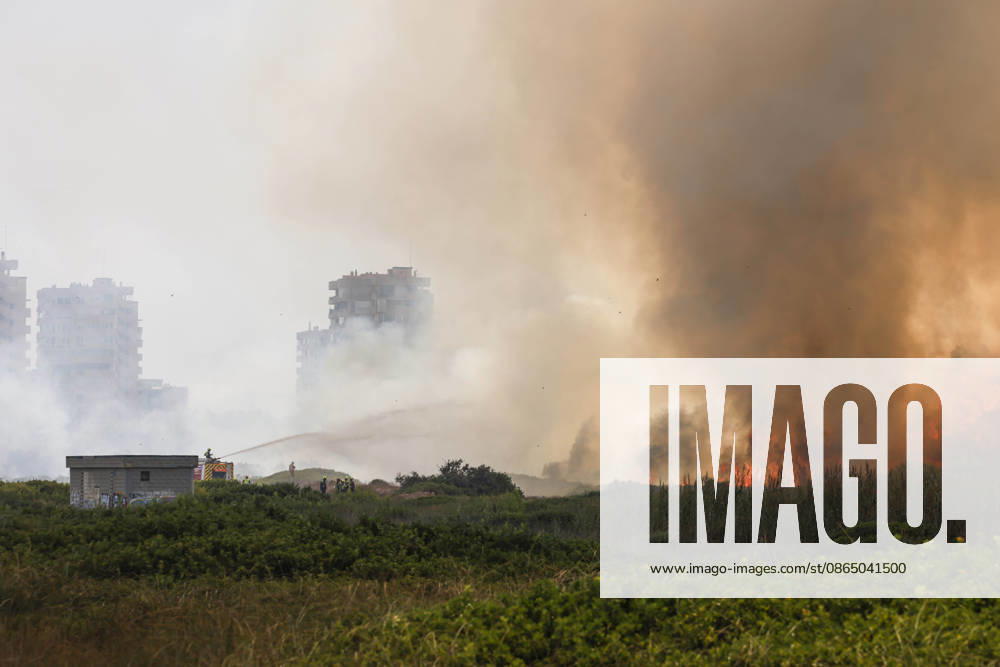 Several fire crews and aerial resources have been deployed to a fire in Gola de Pujol, in El Saler, Valencia. Flames and a column of smoke caused by a wildfire on August 27, 2026, in Gola de Pujol, El Saler, Valencia, Valencian Community, Spain. Three aerial resources and six crews from the Valencia Municipal Fire Department are working to extinguish a fire that broke out in Gola de Pujol, within the Devesa de El Saler, a protected area belonging to the Albufera Natural Park, which has already necessitated preventive evacuations of Tower 1 of the residential complex in the Devesa de El Saler area and the parking lot, and has led to the preventive closure of the CV 500 highway, which connects this natural area with Valencia. AUGUST 27, 2026