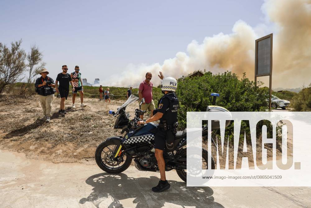 Several fire crews and aerial resources have been deployed to a fire in Gola de Pujol, in El Saler, Valencia. Police evacuate the beach during a wildfire on August 27, 2026, in Gola de Pujol, El Saler, Valencia, Valencian Community, Spain. Three aerial resources and six crews from the Valencia Municipal Fire Department are working to extinguish a fire that broke out in Gola de Pujol, within the Devesa de El Saler, a protected area belonging to the Albufera Natural Park. The fire has already necessitated precautionary evacuations of Tower 1 in the Devesa de El Saler residential area and the parking lot, and has led to the preventive closure of the CV 500 highway, which connects this natural area with Valencia. AUGUST 27, 2026 FOREST FIRE El
