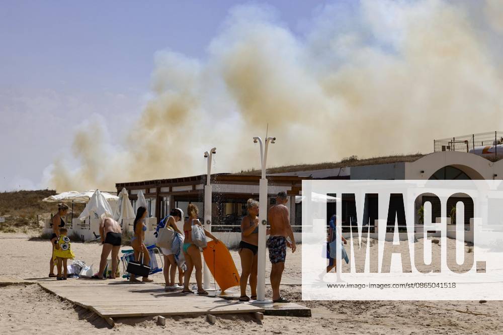 Several fire crews and aerial resources have been deployed to a fire in Gola de Pujol, in El Saler, Valencia. Several people are evacuating the beach during a wildfire on August 27, 2026, in Gola de Pujol, El Saler, Valencia, Valencian Community, Spain. Three aerial resources and six crews from the Valencia Municipal Fire Department are working to extinguish a fire that broke out in Gola de Pujol, within the Devesa de El Saler, a protected area belonging to the Albufera Natural Park, which has already necessitated precautionary evacuations of residential Tower 1 in the Devesa de El Saler area and the parking lot, and has led to the precautionary closure of the CV 500 highway, which connects this natural area with Valencia. AUGUST 27, 2026