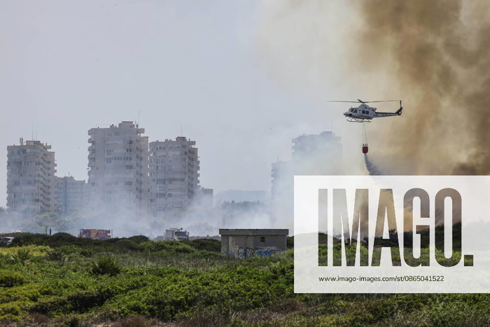 Several fire crews and aerial resources have been deployed to a fire in Gola de Pujol, in El Saler, Valencia. A helicopter during efforts to extinguish a wildfire on August 27, 2026, in Gola de Pujol, El Saler, Valencia, Valencian Community, Spain. Three aerial resources and six crews from the Valencia Municipal Fire Department are working to extinguish a fire that broke out in Gola de Pujol, within the Devesa de El Saler, a protected area belonging to the Albufera Natural Park. The fire has already necessitated preventive evacuations of Tower 1 of the residential complex in the Devesa de El Saler area and the parking lot, and has led to the preventive closure of the CV 500 highway, which connects this natural area with Valencia. AUGUST 27