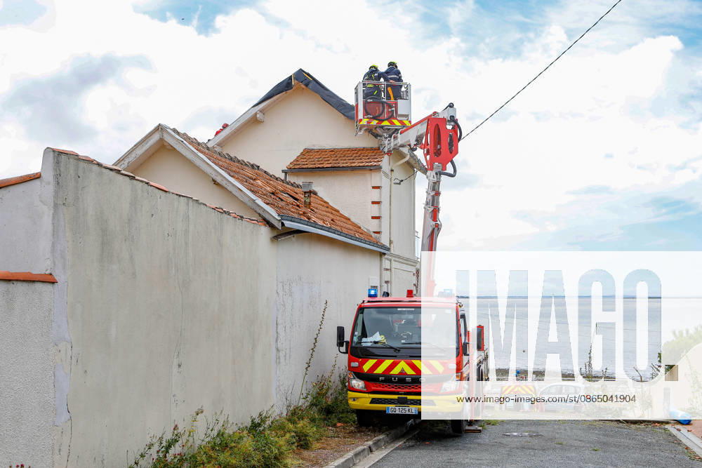 Fouras, the storm on Wednesday, August 26, 2026; damage along the southern coast of Fouras Romuald Augé MAXPPP Fouras 27082026 Romuald Augé MAXPPP Thursday, August 27, 2026, in the aftermath of the strong winds that struck the Atlantic coast on Wednesday, August 26, villas on the southern coast of Fouras were heavily affected; firefighters are on site repairing the damage. Fouras, France, Aug. 27, 2026 In the wake of the strong winds that struck the Atlantic coast on Wednesday, August 26, villas on the southern coast of Fouras were heavily affected; firefighters are on site repairing the damage. Fouras, southern coast, France