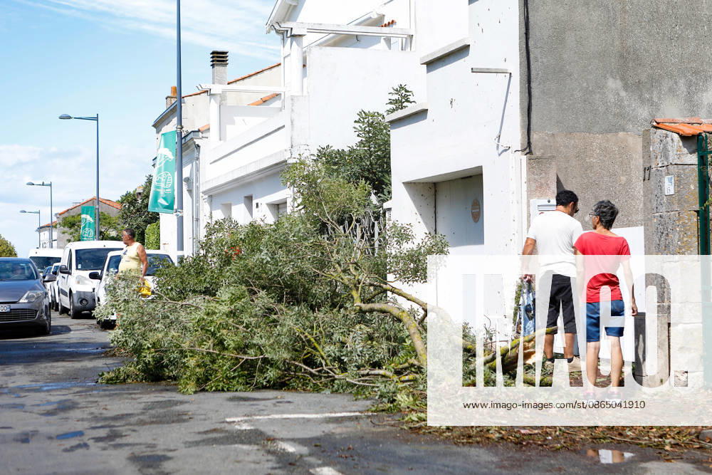 Fouras, the storm on Wednesday, August 26, 2026; damage along the southern coast of Fouras Romuald Augé MAXPPP Fouras 27082026 Romuald Augé MAXPPP Thursday, August 27, 2026, in the aftermath of the strong winds that struck the Atlantic coast on Wednesday, August 26, villas on the southern coast of Fouras were heavily affected; firefighters are on site repairing the damage. Fouras, France, Aug. 27, 2026 In the wake of the strong winds that struck the Atlantic coast on Wednesday, August 26, villas on the southern coast of Fouras were heavily affected; firefighters are on site repairing the damage. Fouras, southern coast, France