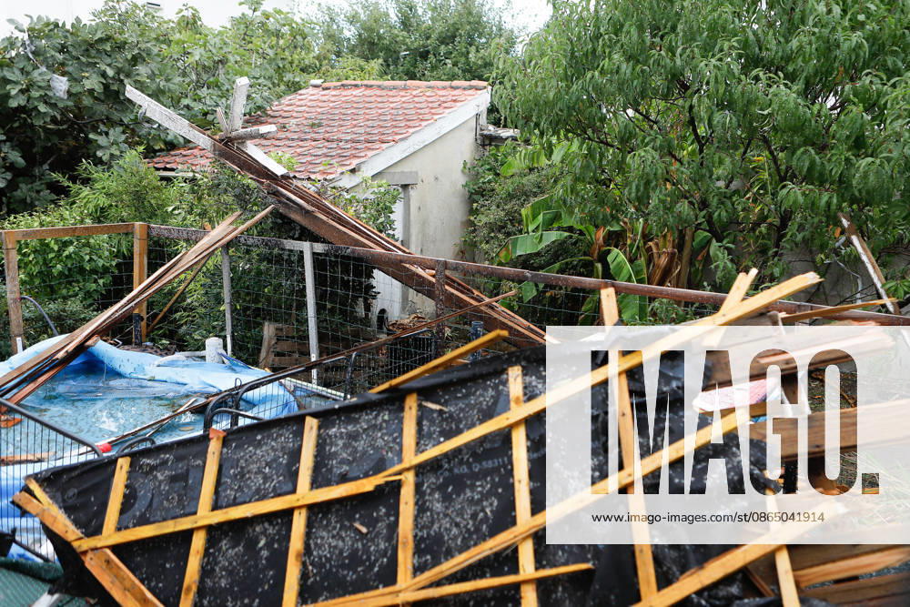 Fouras, the storm on Wednesday, August 26, 2026; damage along the southern coast of Fouras Romuald Augé MAXPPP Fouras 27082026 Romuald Augé MAXPPP Thursday, August 27, 2026, in the aftermath of the strong winds that struck the Atlantic coast on Wednesday, August 26, villas on the southern coast of Fouras were heavily affected; firefighters are on site repairing the damage. Fouras, France, Aug. 27, 2026 In the wake of the strong winds that struck the Atlantic coast on Wednesday, August 26, villas on the southern coast of Fouras were heavily affected; firefighters are on site repairing the damage. Fouras, southern coast, France