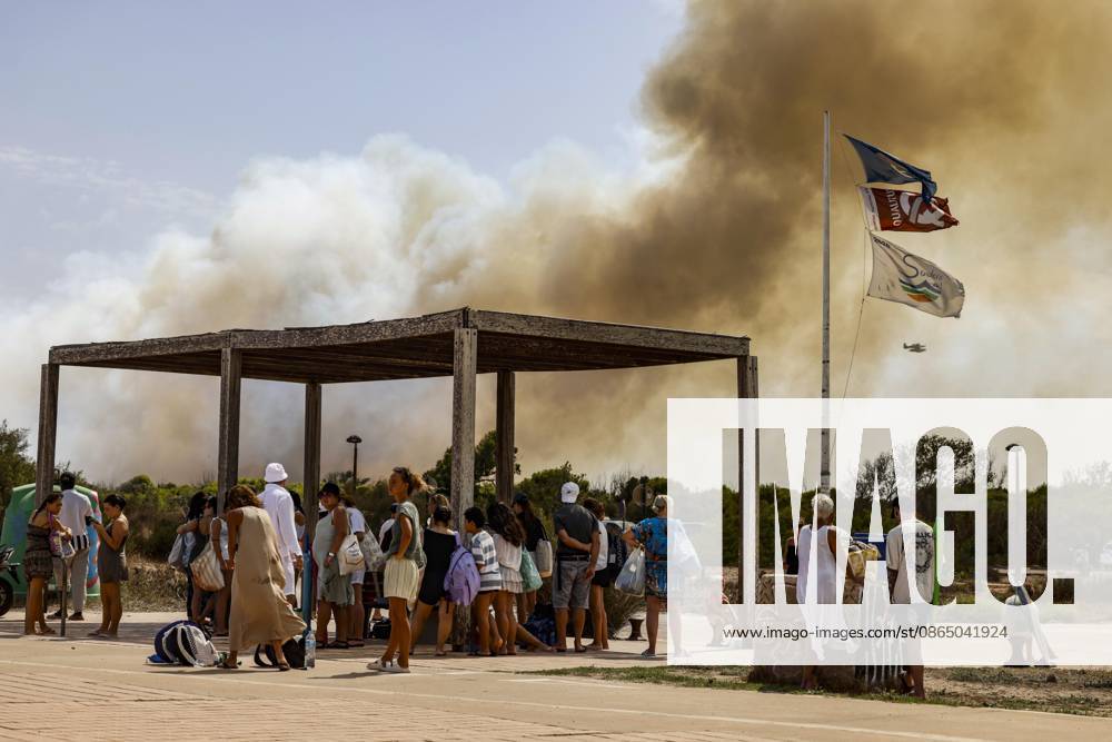 Several fire crews and aerial resources have been deployed to a fire in Gola de Pujol, in El Saler, Valencia. Several people are evacuating the beach during a wildfire on August 27, 2026, in Gola de Pujol, El Saler, Valencia, Valencian Community, Spain. Three aerial resources and six crews from the Valencia Municipal Fire Department are working to extinguish a fire that broke out in Gola de Pujol, within the Devesa de El Saler, a protected area belonging to the Albufera Natural Park, which has already forced preventive evacuations of Tower 1 of the residential complex in the Devesa de El Saler area and the parking lot, and has led to the preventive closure of the CV 500 highway, which connects this natural area with Valencia. AUGUST 27, 20