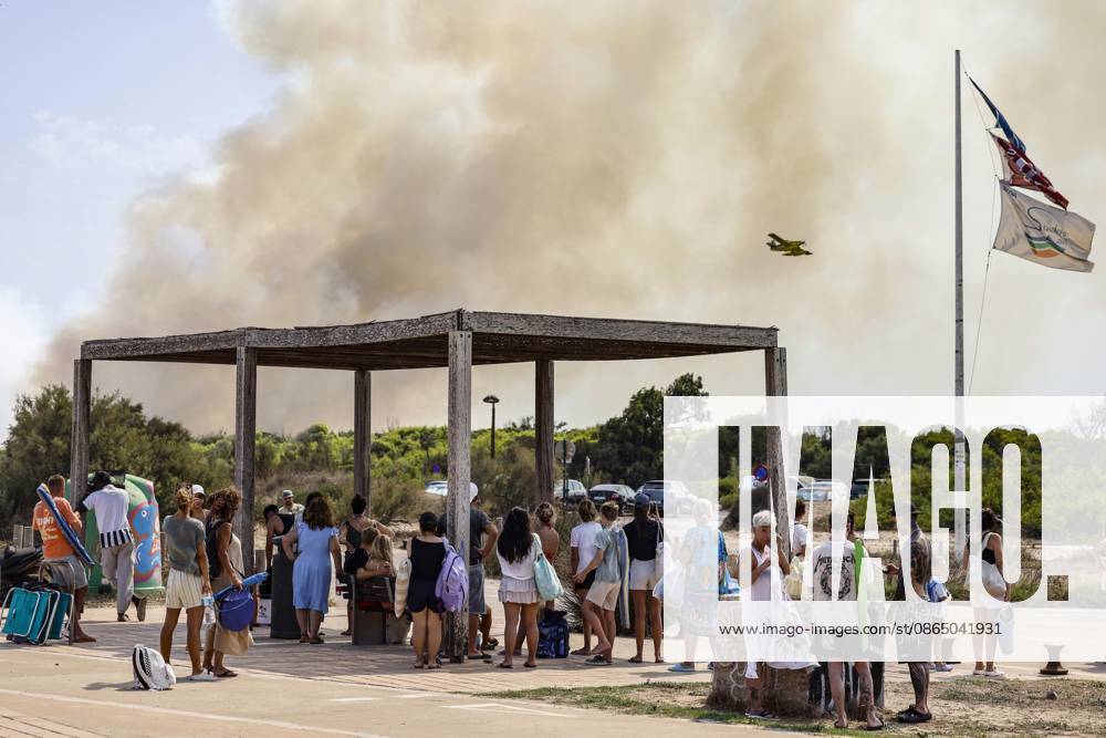 Several fire crews and aerial resources have been deployed to a fire in Gola de Pujol, in El Saler, Valencia. Several people are evacuating the beach during a wildfire on August 27, 2026, in Gola de Pujol, El Saler, Valencia, Valencian Community, Spain. Three aerial firefighting resources and six crews from the Valencia Municipal Fire Department are working to extinguish a fire that broke out in Gola de Pujol, within the Devesa de El Saler, a protected area belonging to the Albufera Natural Park. The fire has already forced the preventive evacuation of Tower 1 of the residential complex in the Devesa de El Saler area and the parking lot, and has led to the preventive closure of the CV 500 highway, which connects this natural area with Vale