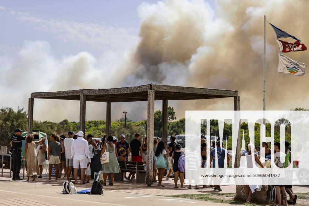Several fire crews and aerial resources have been deployed to a fire in Gola de Pujol, in El Saler, Valencia. Several people are evacuating the beach during a wildfire on August 27, 2026, in Gola de Pujol, El Saler, Valencia, Valencian Community, Spain. Three aerial firefighting resources and six crews from the Valencia Municipal Fire Department are working to extinguish a fire that broke out in Gola de Pujol, within the Devesa de El Saler, a protected area belonging to the Albufera Natural Park. The fire has already forced the preventive evacuation of Tower 1 of the residential complex in the Devesa de El Saler area and the parking lot, and has led to the preventive closure of the CV 500 highway, which connects this natural area with Vale