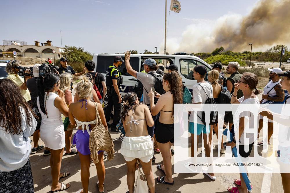 Several fire crews and aerial resources have been deployed to a fire in Gola de Pujol, in El Saler, Valencia. Several people are evacuating the beach during a wildfire on August 27, 2026, in Gola de Pujol, El Saler, Valencia, Valencian Community, Spain. Three aerial firefighting resources and six crews from the Valencia Municipal Fire Department are working to extinguish a fire that broke out in Gola de Pujol, within the Devesa de El Saler, a protected area belonging to the Albufera Natural Park. The fire has already forced the preventive evacuation of Tower 1 of the residential complex in the Devesa de El Saler area and the parking lot, and has led to the preventive closure of the CV 500 highway, which connects this natural area with Vale