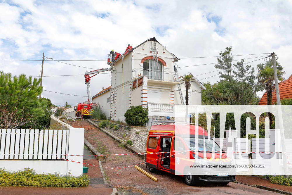 Fouras, the storm on Wednesday, August 26, 2026; damage along the southern coast of Fouras Romuald Augé MAXPPP Fouras 27082026 Romuald Augé MAXPPP Thursday, August 27, 2026, in the aftermath of the strong winds that struck the Atlantic coast on Wednesday, August 26, villas on the southern coast of Fouras were heavily affected; firefighters are on site repairing the damage. Fouras, France, Aug. 27, 2026 In the wake of the strong winds that struck the Atlantic coast on Wednesday, August 26, villas on the southern coast of Fouras were heavily affected; firefighters are on site repairing the damage. Fouras, waterfront, southern coast, France