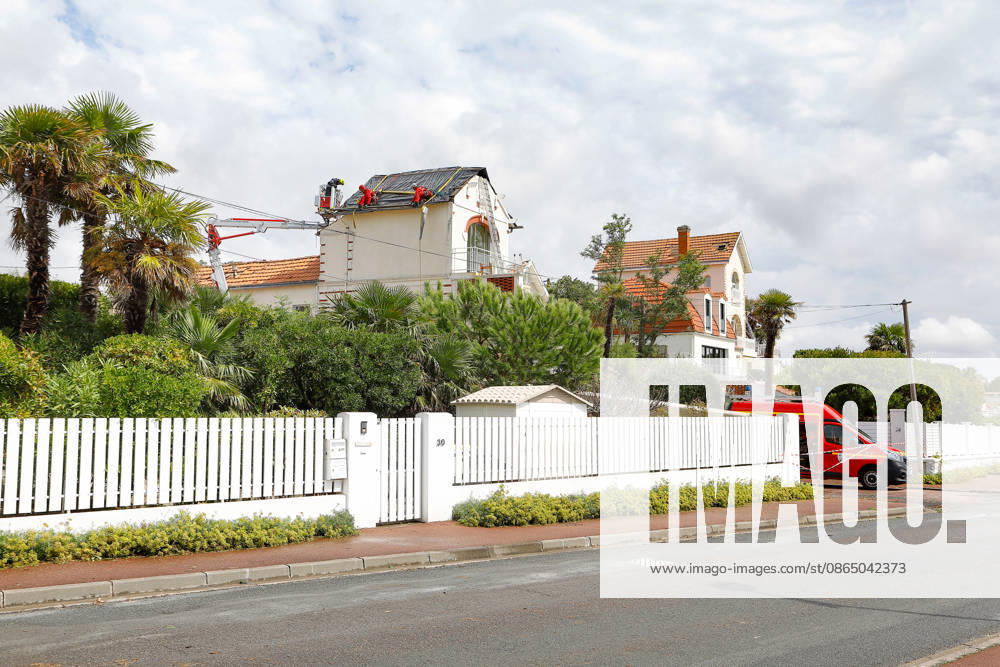 Fouras, the storm on Wednesday, August 26, 2026; damage along the southern coast of Fouras Romuald Augé MAXPPP Fouras 27082026 Romuald Augé MAXPPP Thursday, August 27, 2026, in the aftermath of the strong winds that struck the Atlantic coast on Wednesday, August 26, villas on the southern coast of Fouras were heavily affected; firefighters are on site repairing the damage. Fouras, France, Aug. 27, 2026 In the wake of the strong winds that struck the Atlantic coast on Wednesday, August 26, villas on the southern coast of Fouras were heavily affected; firefighters are on site repairing the damage. Fouras, waterfront, southern coast, France