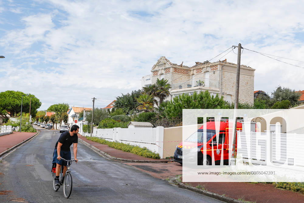Fouras, the storm on Wednesday, August 26, 2026; damage along the southern coast of Fouras Romuald Augé MAXPPP Fouras 27082026 Romuald Augé MAXPPP Thursday, August 27, 2026, in the aftermath of the strong winds that struck the Atlantic coast on Wednesday, August 26, villas on the southern coast of Fouras were heavily affected; firefighters are on site repairing the damage. Fouras, France, Aug. 27, 2026 In the wake of the strong winds that struck the Atlantic coast on Wednesday, August 26, villas on the southern coast of Fouras were heavily affected; firefighters are on site repairing the damage. Fouras, waterfront, southern coast, France