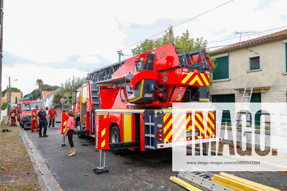 Fouras, the storm on Wednesday, August 26, 2026; damage along the southern coast of Fouras Romuald Augé MAXPPP Fouras 27082026 Romuald Augé MAXPPP Thursday, August 27, 2026, in the aftermath of the strong winds that struck the Atlantic coast on Wednesday, August 26, villas on the southern coast of Fouras were heavily affected; firefighters are on site repairing the damage. Fouras, France, Aug. 27, 2026 In the wake of the strong winds that struck the Atlantic coast on Wednesday, August 26, villas on the southern coast of Fouras were heavily affected; firefighters are on site repairing the damage. Fouras, waterfront, southern coast, France