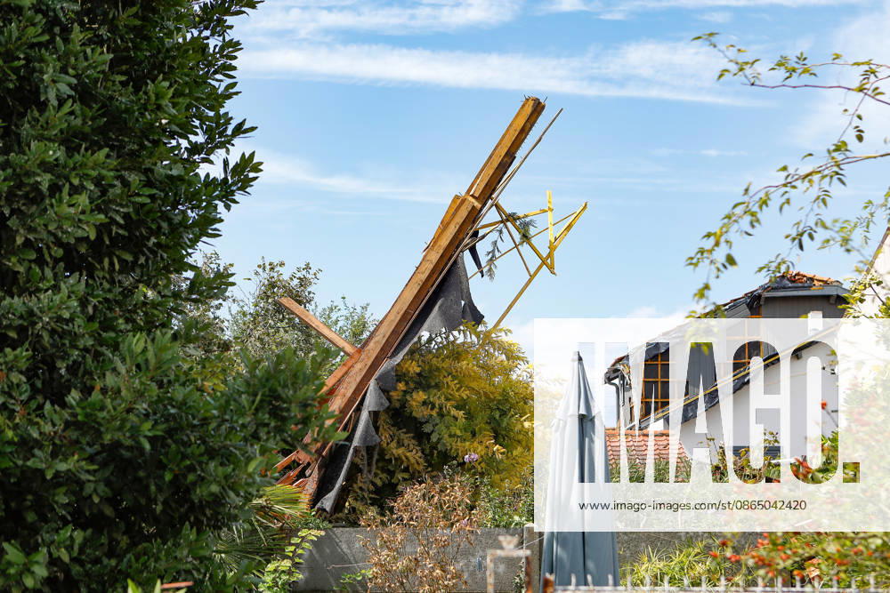 Fouras, the storm on Wednesday, August 26, 2026; damage along the southern coast of Fouras Romuald Augé MAXPPP Fouras 27082026 Romuald Augé MAXPPP Thursday, August 27, 2026, in the aftermath of the strong winds that struck the Atlantic coast on Wednesday, August 26, villas on the southern coast of Fouras were heavily affected; firefighters are on site repairing the damage. Fouras, France, Aug. 27, 2026 In the wake of the strong winds that struck the Atlantic coast on Wednesday, August 26, villas on the southern coast of Fouras were heavily affected; firefighters are on site repairing the damage. Fouras, seaside, southern coast, France