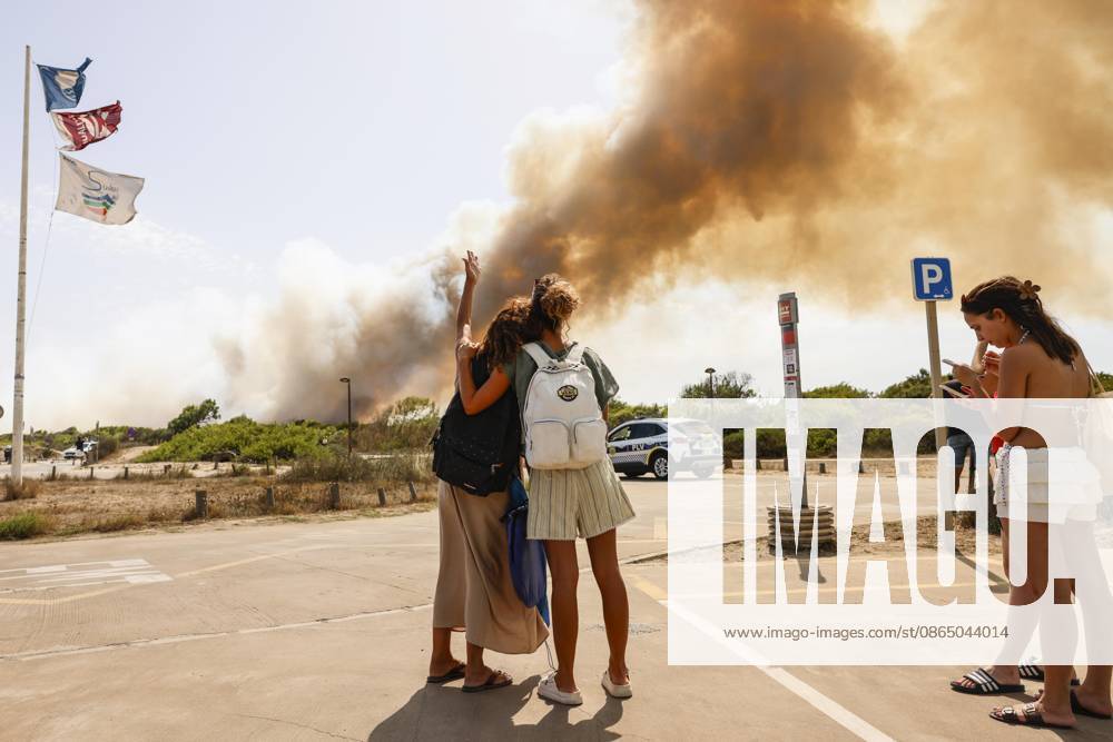 Several fire crews and aerial resources have been deployed to a fire in Gola de Pujol, in El Saler, Valencia. Several people were evacuated during a wildfire on August 27, 2026, in Gola de Pujol, El Saler, Valencia, Valencian Community, Spain. Three aerial resources and six crews from the Valencia Municipal Fire Department are working to extinguish a fire that broke out in Gola de Pujol, within the Devesa de El Saler, a protected area belonging to the Albufera Natural Park. The fire has already forced preventive evacuations of Tower 1 of the residential complex in the Devesa de El Saler area and the parking lot, and has led to the preemptive closure of the CV 500 highway, which connects this natural area with Valencia. AUGUST 27, 2026 FORE