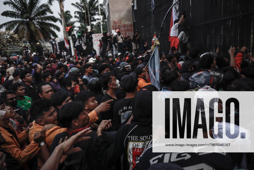 August 27, 2026, A crowd staged a protest in front of the DPR MPR Building complex in Jakarta on Thursday. The protest called for the eradication of corruption and the passage of the Asset Forfeiture Bill. Jakarta Indonesia - ZUMAf198 20260827_zip_f198_002