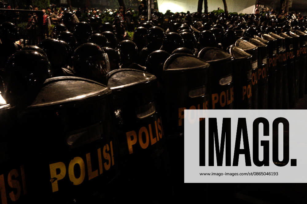 August 27, 2026, A crowd staged a protest in front of the DPR MPR Building complex in Jakarta on Thursday. The protest called for the eradication of corruption and the passage of the Asset Forfeiture Bill. Jakarta Indonesia - ZUMAf198 20260827_zip_f198_008