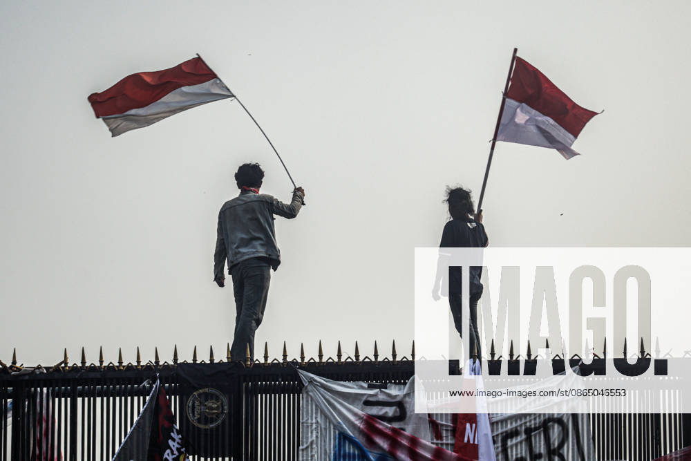 August 27, 2026, A crowd staged a protest in front of the DPR MPR Building complex in Jakarta on Thursday. The protest called for the eradication of corruption and the passage of the Asset Forfeiture Bill. Jakarta Indonesia - ZUMAf198 20260827_zip_f198_015