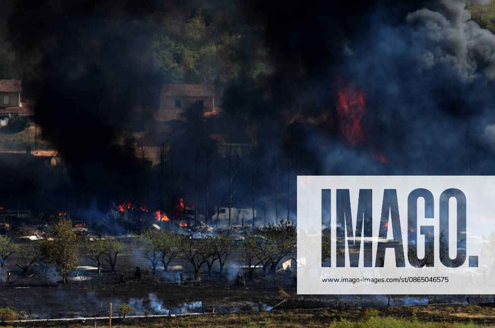 A major fire broke out in the town of Brossainc in the Ardèche department, within the Pilat Regional Natural Park. The fire started at a car scrapyard near a residential area, with numerous vehicle explosions. Several hectares of vegetation were also burned. Photo taken on Thursday, August 27, 2026. Romain Doucelin, Bestimage, Brossainc, France