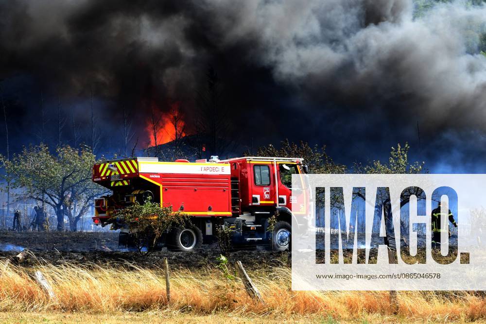 Major fire in the commune of Brossainc in the Ardèche department, within the Pilat Regional Natural Park. The fire started at a car scrapyard near a residential area, with numerous vehicle explosions. Several hectares of vegetation were also burned. Photo taken on Thursday, August 27, 2026, during the fire department’s response. Romain Doucelin, Bestimage, Brossainc, France