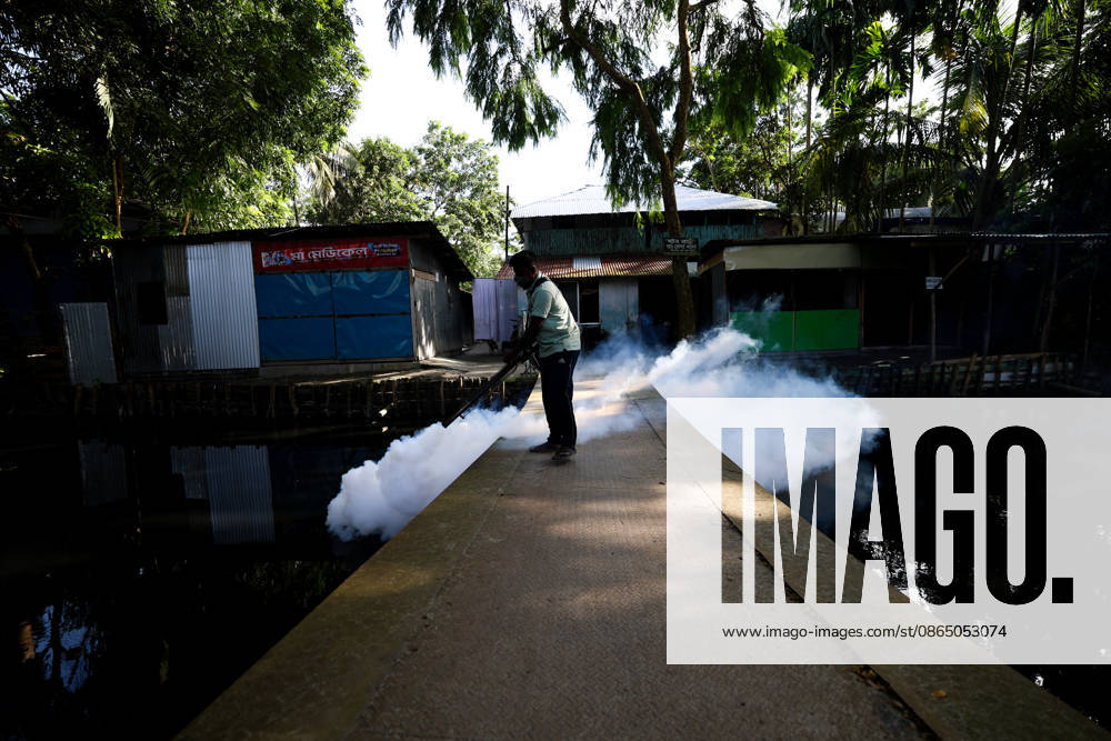 Dengue Outbreak in Bangladesh BARISHAL, BANGLADESH - AUGUST 27: A City Corporation worker is seen spreading mosquito repellent using a fogging machine in Barishal, Bangladesh on August 27, 2026. Niamul Rifat Anadolu Barishal Bangladesh. Editorial use only. Please get in touch for any other usage.