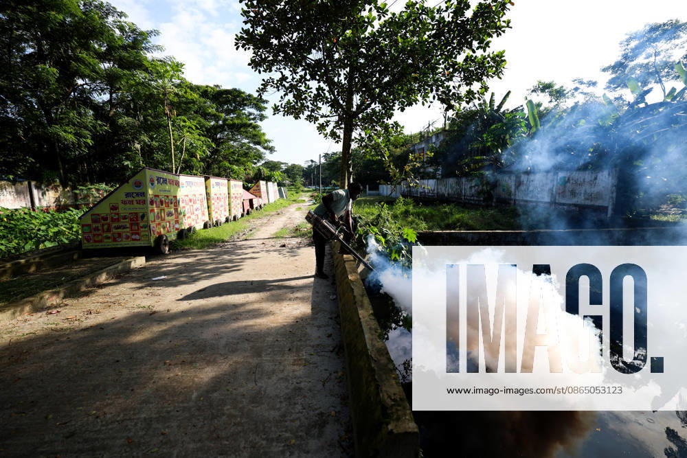 Dengue Outbreak in Bangladesh BARISHAL, BANGLADESH - AUGUST 27: A City Corporation worker is seen spreading mosquito repellent using a fogging machine in Barishal, Bangladesh on August 27, 2026. Niamul Rifat Anadolu Barishal Bangladesh. Editorial use only. Please get in touch for any other usage.