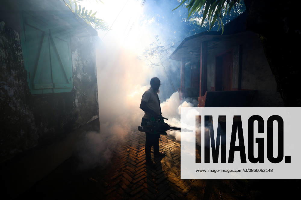 Dengue Outbreak in Bangladesh BARISHAL, BANGLADESH - AUGUST 27: A City Corporation worker is seen spreading mosquito repellent using a fogging machine in Barishal, Bangladesh on August 27, 2026. Niamul Rifat Anadolu Barishal Bangladesh. Editorial use only. Please get in touch for any other usage.
