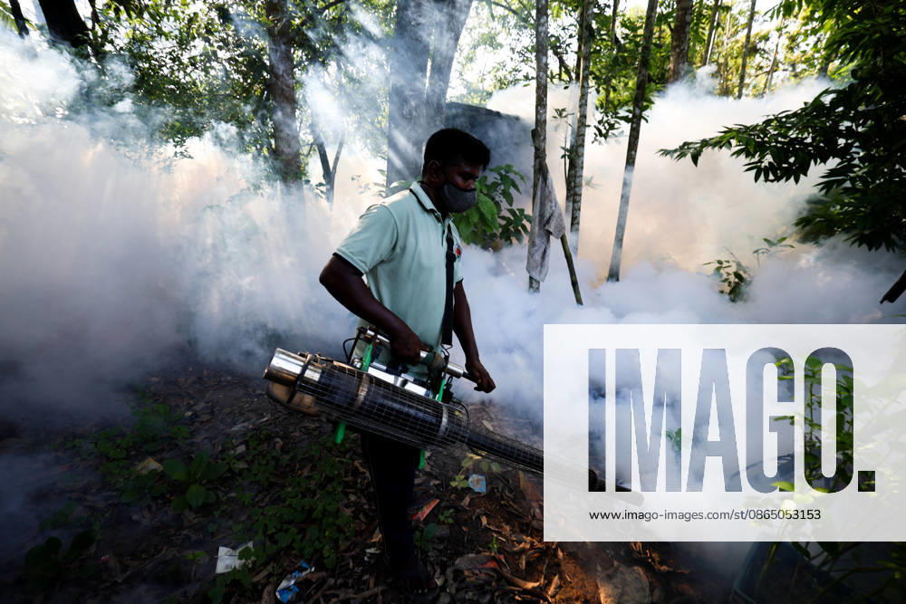 Dengue Outbreak in Bangladesh BARISHAL, BANGLADESH - AUGUST 27: A City Corporation worker is seen spreading mosquito repellent using a fogging machine in Barishal, Bangladesh on August 27, 2026. Niamul Rifat Anadolu Barishal Bangladesh. Editorial use only. Please get in touch for any other usage.