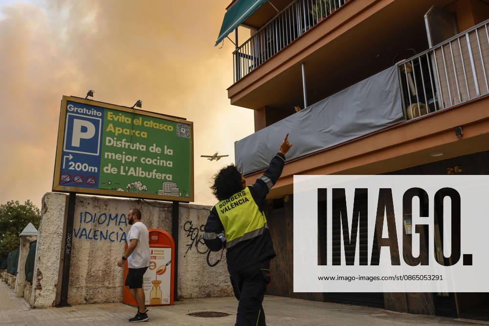 Several fire crews and aerial resources have been deployed to a fire in Gola de Pujol, in El Saler, Valencia. Firefighters evacuate El Saler due to a wildfire on August 27, 2026, in Gola de Pujol, El Saler, Valencia, Valencian Community, Spain. Three aerial resources and six crews from the Valencia Municipal Fire Department are working to extinguish a fire that broke out in Gola de Pujol, within the Devesa de El Saler, a protected area belonging to the Albufera Natural Park, which has already forced preventive evacuations of Tower 1 of the residential complex in the Devesa de El Saler area and the parking lot, and has led to the precautionary closure of the CV 500 highway, which connects this natural area with Valencia AUGUST 27, 2026 FORE