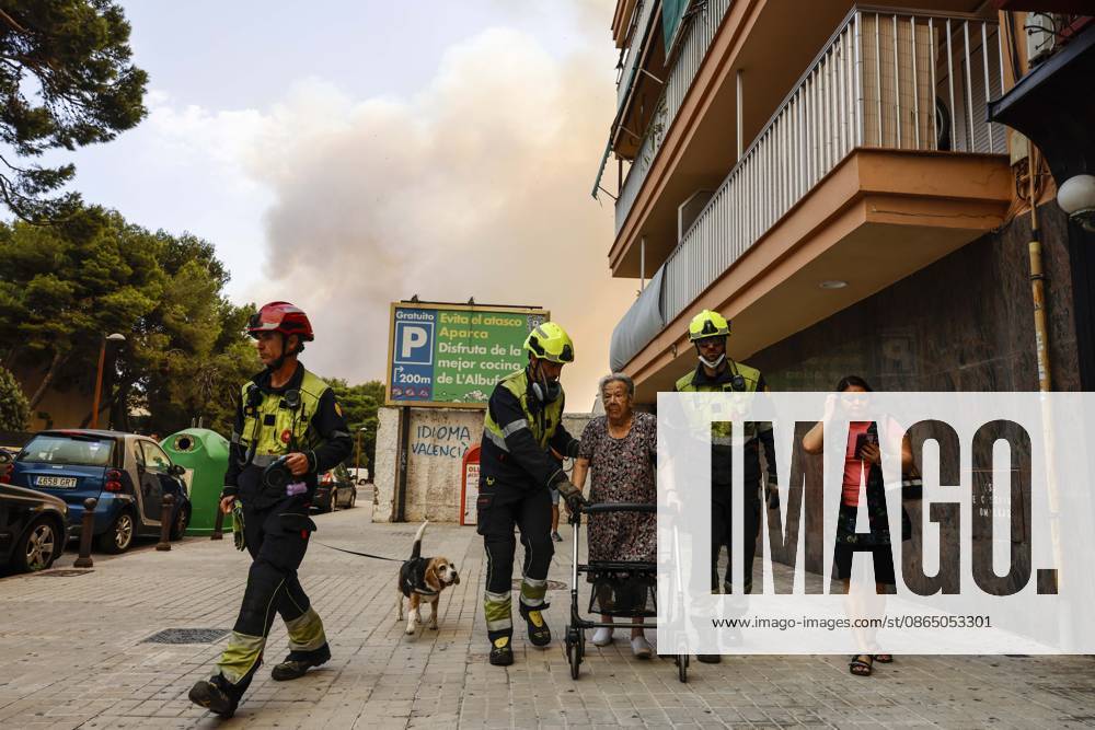 Several fire crews and aerial resources have been deployed to a fire in Gola de Pujol, in El Saler, Valencia. Firefighters evacuate El Saler due to a wildfire on August 27, 2026, in Gola de Pujol, El Saler, Valencia, Valencian Community, Spain. Three aerial resources and six crews from the Valencia Municipal Fire Department are working to extinguish a fire that broke out in Gola de Pujol, within the Devesa de El Saler, a protected area belonging to the Albufera Natural Park, which has already forced preventive evacuations of Tower 1 of the residential complex in the Devesa de El Saler area and the parking lot, and has led to the precautionary closure of the CV 500 highway, which connects this natural area with Valencia AUGUST 27, 2026 FORE