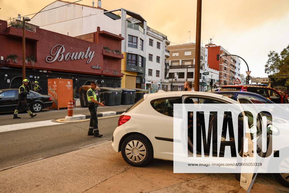 Several fire crews and aerial resources have been mobilized to fight a fire in Gola de Pujol, in El Saler, Valencia. Local police are evacuating El Saler due to a wildfire on August 27, 2026, in Gola de Pujol, El Saler, Valencia, Valencian Community, Spain. Three aerial resources and six crews from the Valencia Municipal Fire Department are working to extinguish a fire that broke out in Gola de Pujol, within the Devesa de El Saler, a protected area belonging to the Albufera Natural Park, which has already necessitated precautionary evacuations of Tower 1 in the Devesa de El Saler residential area and the parking lot, and has led to the precautionary closure of Highway CV 500, which connects this natural area with Valencia. AUGUST 27, 2026